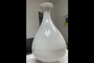 Le vase dérobé, estimé à plus 2,2 millions de francs, est une bouteille en porcelaine blanche de la dynastie Ming.